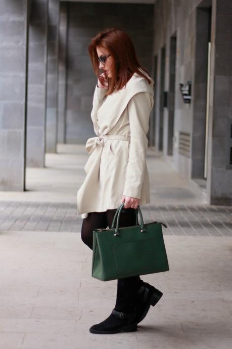 Gabardina y botas altas Gabardina y botas altas