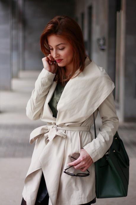 Gabardina y botas altas Gabardina y botas altas