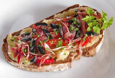 Tosta de berenjena, tomate y jamón