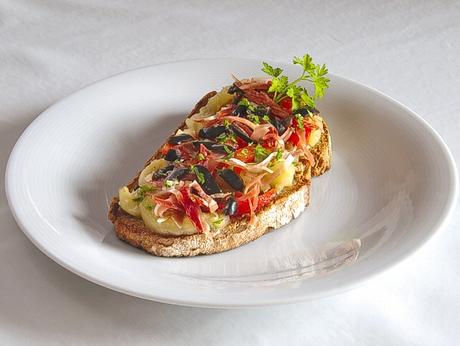 Tosta de berenjena, tomate y jamón