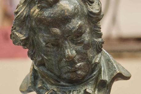 TRUMAN de Cesc Gay se impone en los Premios Goya 2016 estatuilla-premios-goya