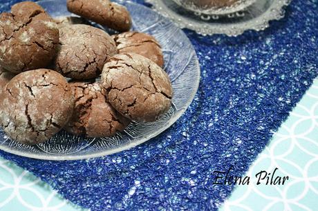 Galletas craqueladas de chocolate (Chocolate crinkle cookies)