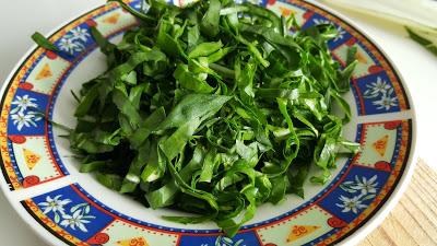 CRUJIENTE DE ACELGAS: (FALSAS) ALGAS FRITAS O CRISPY SEAWEED CRUJIENTE DE ACELGAS: (FALSAS) ALGAS FRITAS O CRISPY SEAWEED