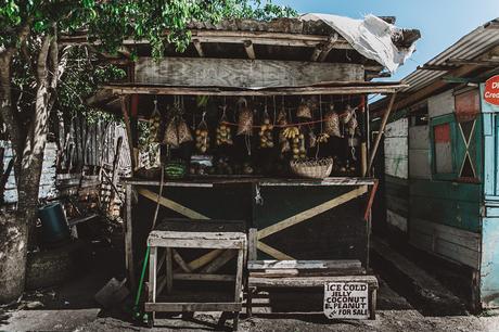 Jamaica-Collage_On_The_Road-Straw_Hat-Golden_Top-White_Shorts-Maje_Sandals-Fruits_Stands-Outfit-Summer_Look-Street_Style-48