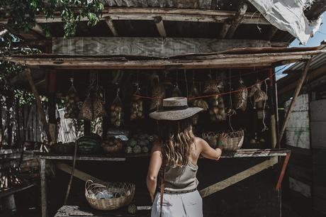 Jamaica-Collage_On_The_Road-Straw_Hat-Golden_Top-White_Shorts-Maje_Sandals-Fruits_Stands-Outfit-Summer_Look-Street_Style-59