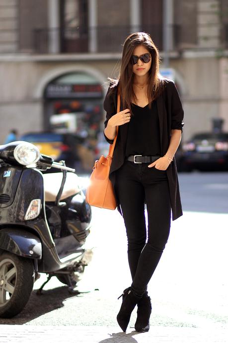 02-total-black-outfit-ootd-sheinside-boyfriend-blazer-camisole-skinny-jeans-mansur-gavriel-cammello-bucket-bag-karen-walker-sunglasses-guess-booties-autumn-fall