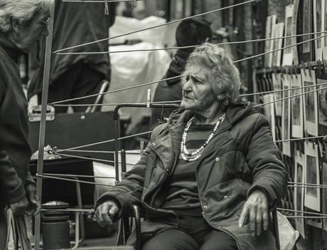 Señora vendiendo cuadros en el rastro de Madrid. Foto: Sara Gordón