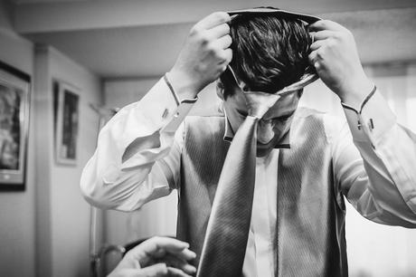 La boda de Raquel y Ángel El novio con la corbata