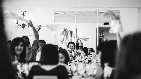 La boda de Raquel y Ángel Fiesta en el banquete: servilletas al viento