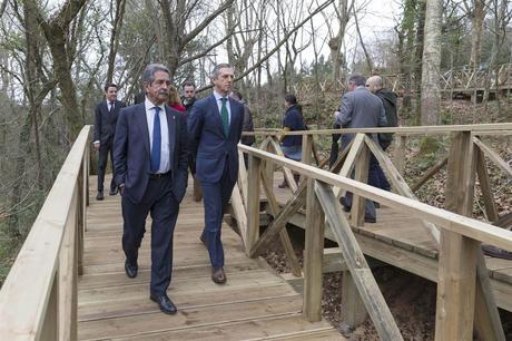 Una pasarela facilita el acceso de las personas con discapacidad al bosque de secuoyas de Cabezón de la Sal Una pasarela facilita el acceso de las personas con discapacidad al bosque de secuoyas de Cabezón de la Sal