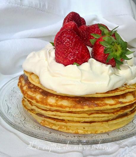 Tarta de tortitas con chocolate, nata y fresas