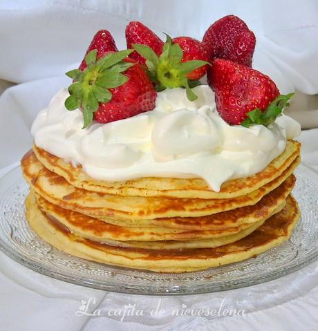 Tarta de tortitas con chocolate, nata y fresas