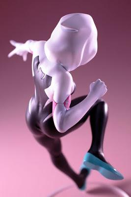 Denle un vistazo a esta figura de Spider-Gwen