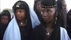 Los wodaabe: mujeres en el poder y un peculiar festival de belleza masculino.