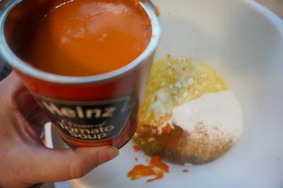Bizcocho de sopa de tomate con glaseado de queso