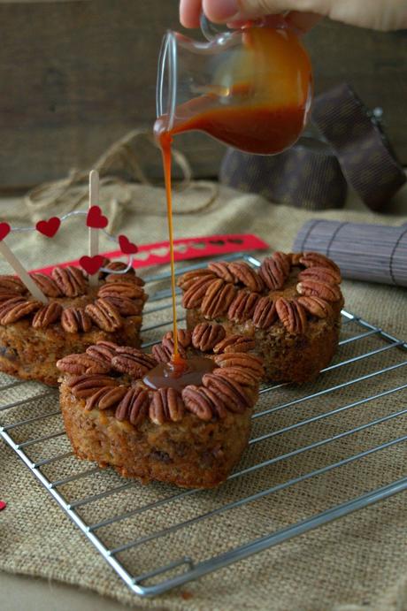 Mini bizcochos de manzana y nueces pecanas con salsa toffee, San Valentín estilo casero