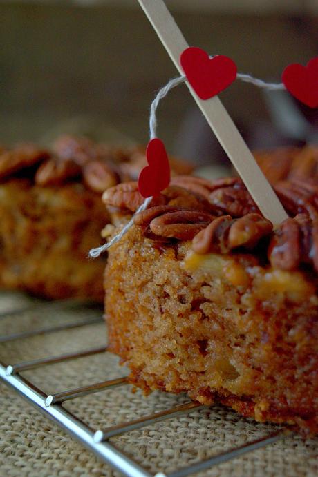 Mini bizcochos de manzana y nueces pecanas con salsa toffee, San Valentín estilo casero