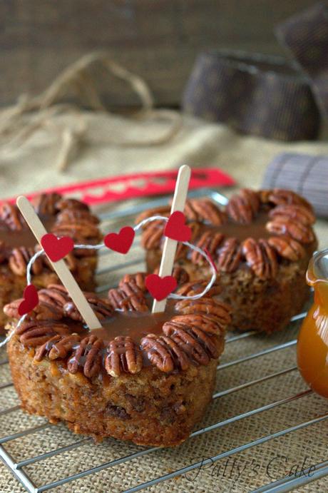 Mini bizcochos de manzana y nueces pecanas con salsa toffee, San Valentín estilo casero