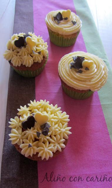 CUPCAKES DE YOGUR CON SABOR A PLÁTANO Y PEPITAS DE CHOCOLATE PARA SAN VALENTÍN