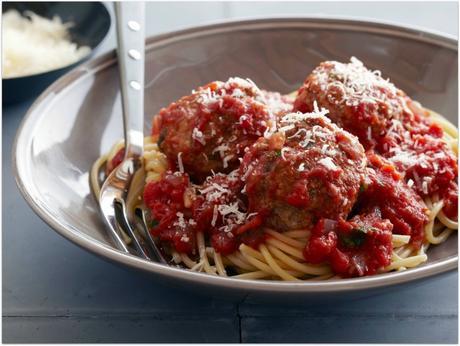 Espaguetis clásicos con albóndigas para San Valentín http://foodnetwork.sndimg.com/