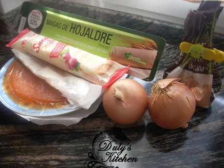 Hojaldre con queso, membrillo y cebolla caramelizada Hojaldre con queso, membrillo y cebolla caramelizada