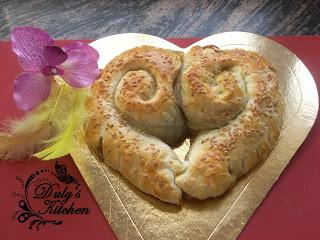 Hojaldre con queso, membrillo y cebolla caramelizada Hojaldre con queso, membrillo y cebolla caramelizada