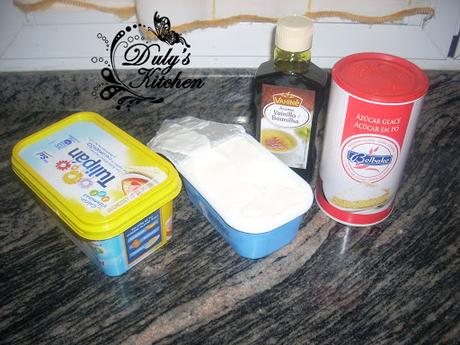 CupCakes de chocolate con cobertura de queso crema CupCakes de chocolate con cobertura de queso crema