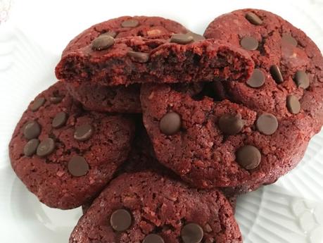 Red velvet chocolate chip cookies recetas san valentin recetas delikatissen galletas rojas galletas red velvet galletas de cacao galletas con pepitas de chocolate cookies de chocolate chocolate chip cookies 