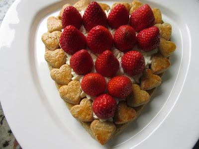 Tarta de galleta, nata y fresas