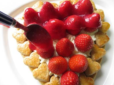 Tarta de galleta, nata y fresas