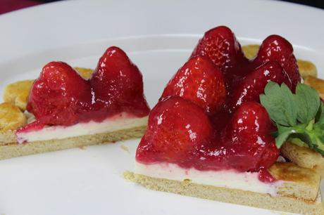 Tarta de galleta, nata y fresas