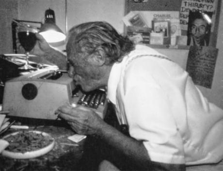 Bukowski besando a su máquina de escribir