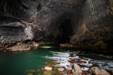 Un viaje por Aire y kayak por Tham Khoun Xe, una de las cuevas con ríos más grande del planeta laos-3