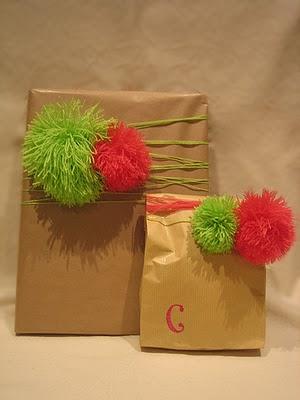 ENVOLVER REGALOS: REGALOS CON POMPONES ENVOLVER REGALOS: REGALOS CON POMPONES