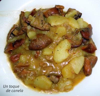 Patatas guisadas con níscalos. Patatas guisadas con níscalos.