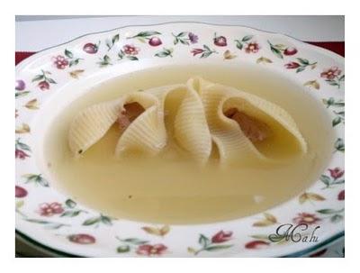 Sopa de galets rellenos de foie.  (HEMC49)