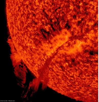 Un gigantesco filamento solar erupciona Un gigantesco filamento solar erupciona