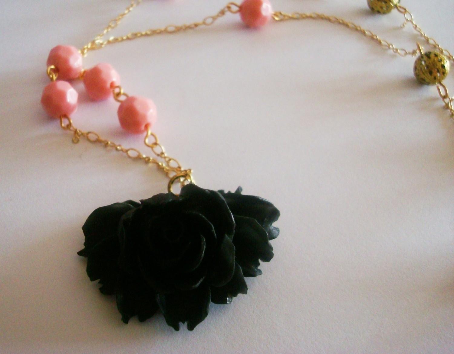 COLLAR ROSA NEGRA