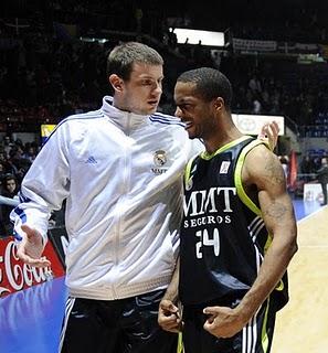 Tucker reconforta a un Madrid que refuerza su liderato ganando en Vitoria (67-72)