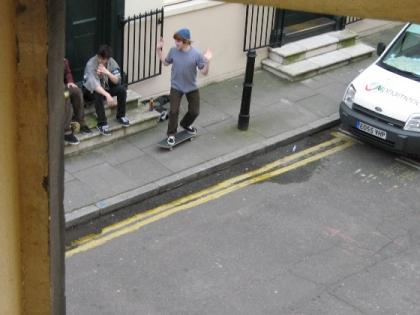 Mirando por la ventana Mirando por la ventana