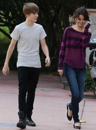 Justin Bieber y Selena Gómez juntos en Miami. Analizamos su look