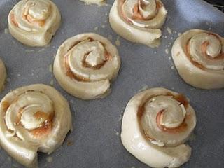 BRIOCHE DE SALMÓN Y CEBOLLA CARAMELIZADA