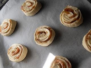 BRIOCHE DE SALMÓN Y CEBOLLA CARAMELIZADA