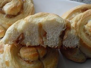 BRIOCHE DE SALMÓN Y CEBOLLA CARAMELIZADA