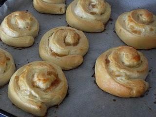 BRIOCHE DE SALMÓN Y CEBOLLA CARAMELIZADA