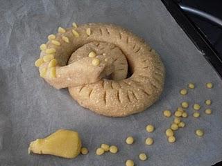 ANGUILA DE MAZAPÁN DE YEMA ANGUILA DE MAZAPÁN DE YEMA