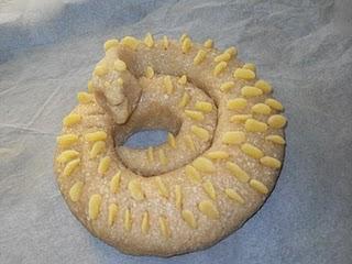 ANGUILA DE MAZAPÁN DE YEMA ANGUILA DE MAZAPÁN DE YEMA