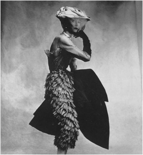 Irving Penn Balenciaga Dress 1950 Nueva York rinde homenaje a Balenciaga