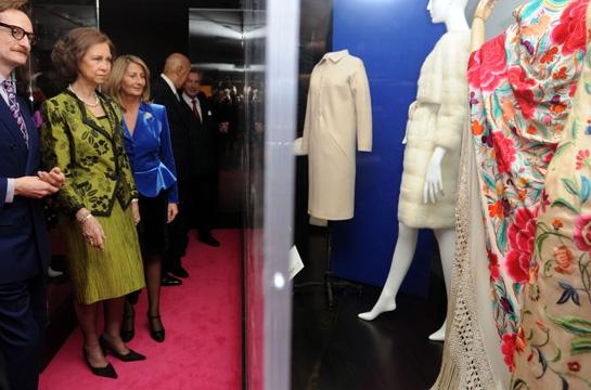 la reina sofia admira las creaciones del modisto espanol Nueva York rinde homenaje a Balenciaga