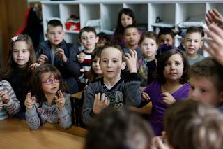 CLASE ENTERA APRENDE LENGUA DE SIGNOS PARA COMUNICARSE CON COMPANERO SORDO